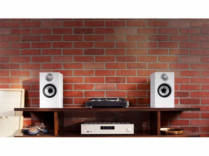 B&W 606 S3 Bookshelf Speaker - Matte White