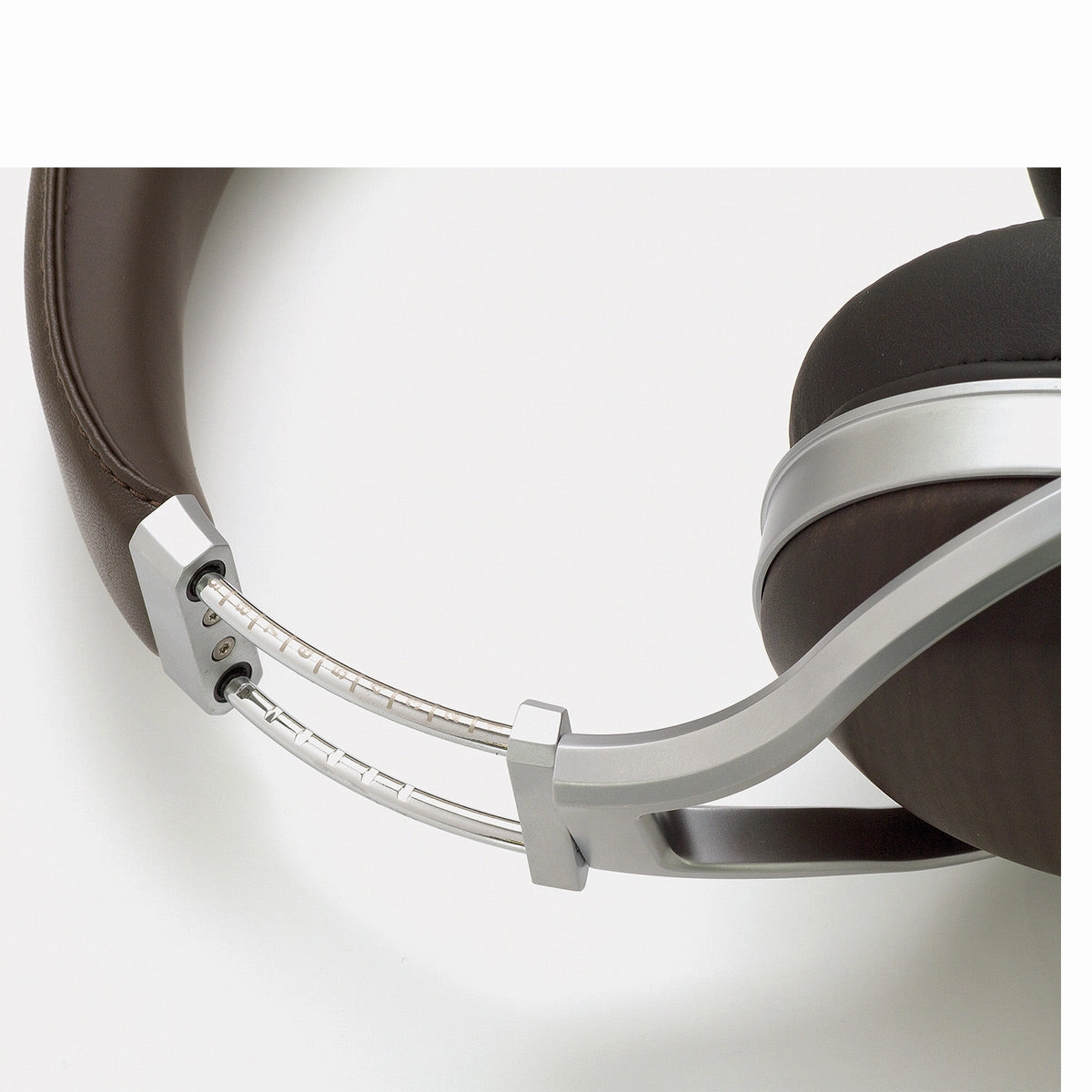 Denon AH-D5200 Over-Ear Headphones (Zebrawood)