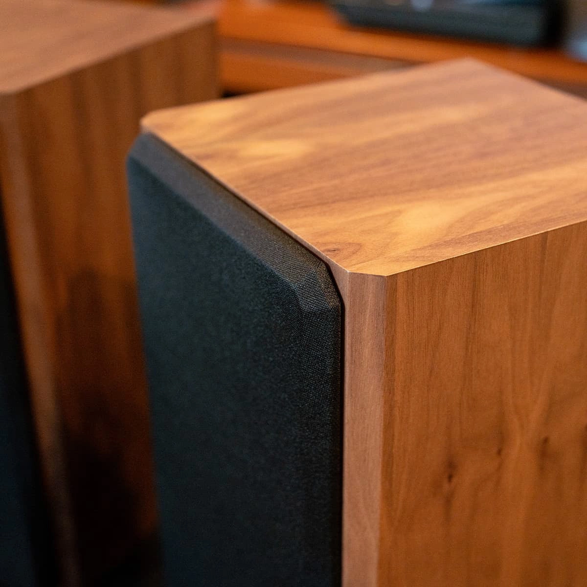 KLH Kendall 2B 2-Way Bookshelf Speakers - Pair (English Walnut)